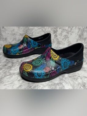 Crocs Neria Pro II Graphic Clogs Women’s 7 Mandala Paisley Floral Slip Resistant